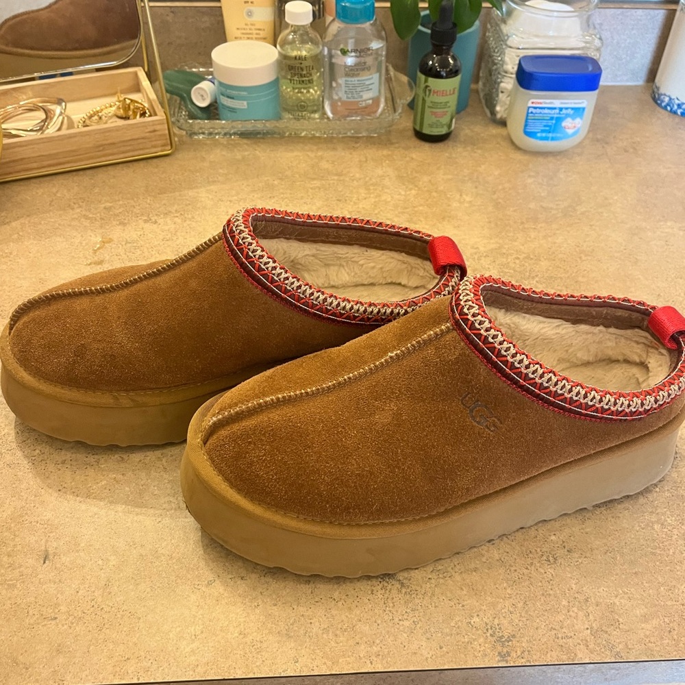 UGG Tazman Platform Slippers Size 7